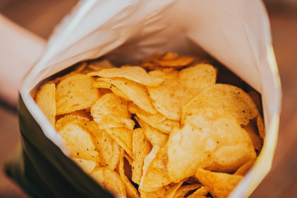 nterior de una bolsa de patatas fritas Juanfrank recién abierta, listas para comer.