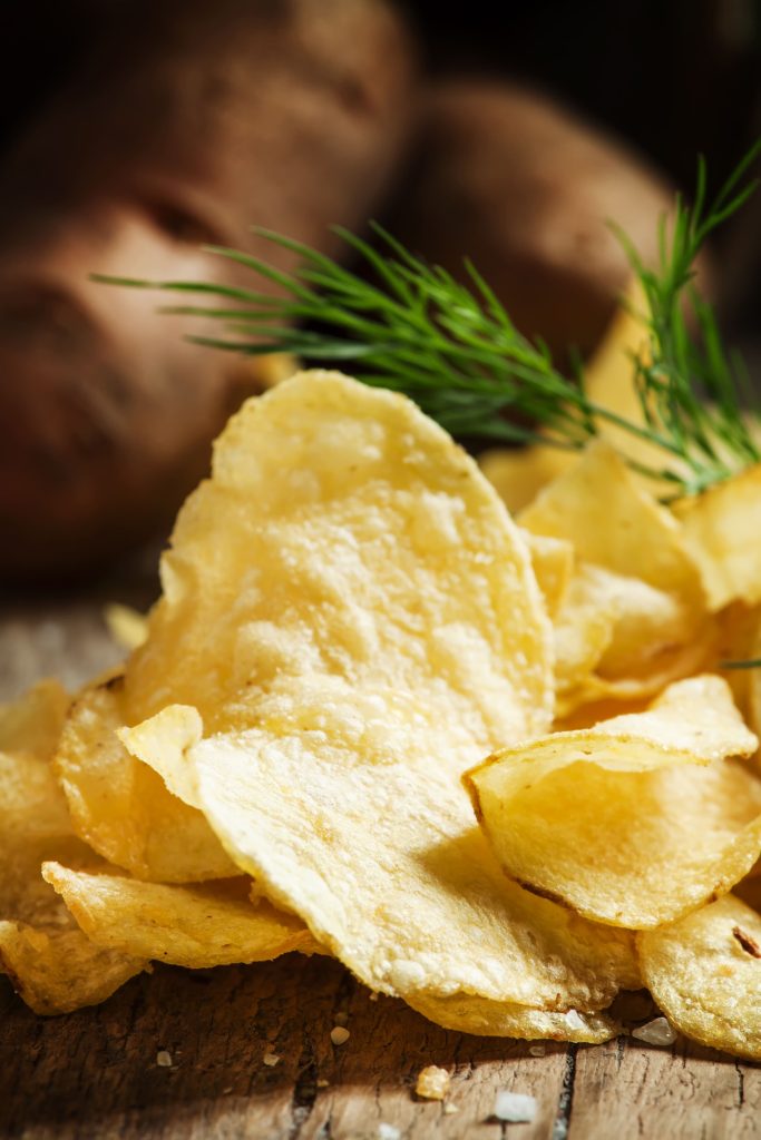 Primer plano de patatas fritas crujientes con sal y hierbas, formato ideal para hostelería.